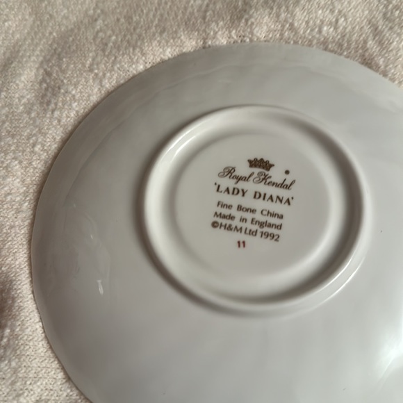 Royal Kendal ”Lady Diana” Fine Bone China Made in England Teacup and Saucer - Picture 5 of 6